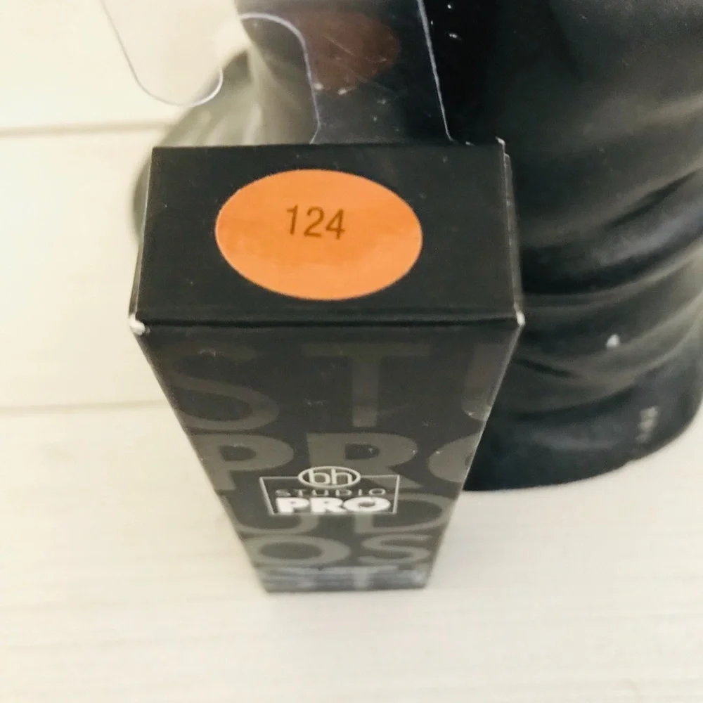 bh STUDIO PRO Total Coverage Concealer Shade 124